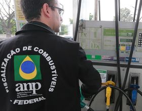 El Gobierno usa la Agencia Nacional del Petróleo para intervenir en el plazo de reajuste de los precios del fuel