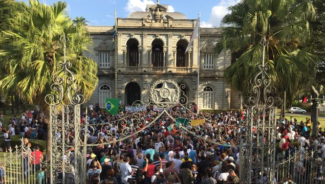 Cientos de funcionarios de las Fuerzas de Seguridad invadieron el rea externa del Palacio da Liberdade 