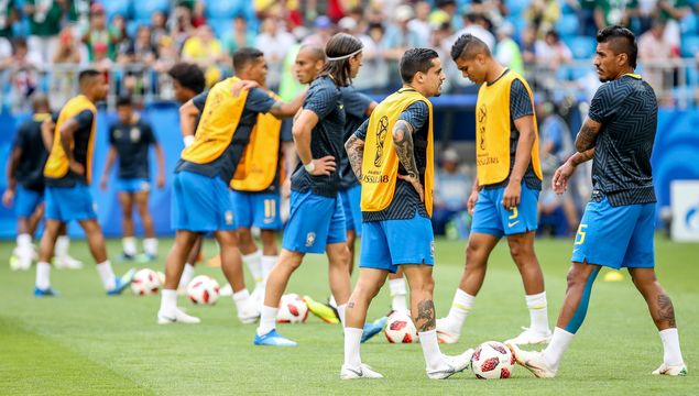 Jugadores de la seleccin brasilea durante el calentamiento antes de enfrentar a Mxico