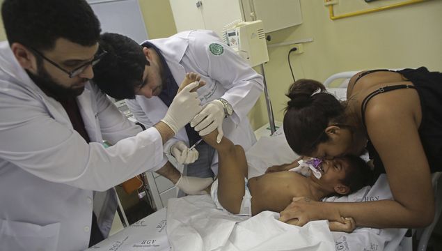 El Dr. Thiago Rodrigues inyecta botox en la pantorrilla de un nio que naci con el defecto congnito de microcefalia causado por el Zika, para aliviar los espasmos musculares, en el Hospital Getulio Vargas, en Recife, Brasil