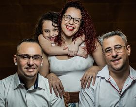 Con dos hombres y una mujer, una relación de tres se muda a Uruguay por una decisión judicial