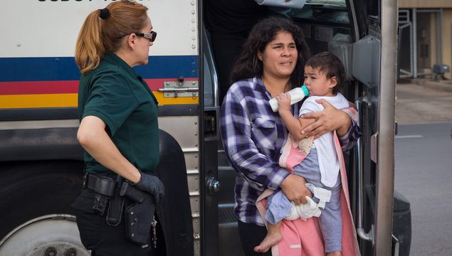 Una mujer con un beb en brazos llegando a una estacin de autobuses donde son dejados los inmigrantes puestos en libertad, en McAllen, Texas, tras la detencin en el marco de la poltica de inmigracin de "captura y liberacin"