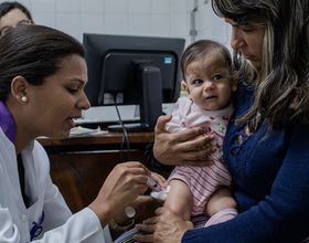 Las reservas de vacunas contra la meningitis C para bebés, en situación crítica