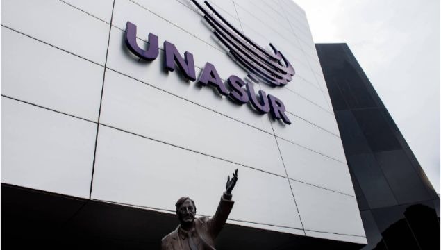 Estatua de Nstor Kirchner frente a la sede de Unasul en Quito