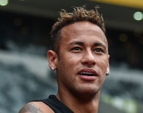 Neymar hace oídos sordos a las críticas y descarta hacer cambios en la gestión de su carrera