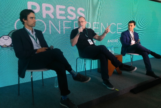 Noam Bardin, presidente-ejecutivo de Waze (centro), al lado de Douglas Tokuno (der.) y Andr Loureiro, ejecutivos de la empresa, durante la rueda de prensa