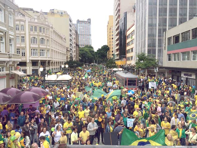 Manifestantes no calado da rua 15 de Novembro, em Curitiba.