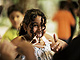 Menina brinca com barbante em Nova Lima (MG)