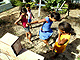 Garotas brincam de elstico em cemitrio de Marab (PA)