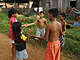 Crianas brincam de palmas na periferia de Porto Velho (RO)