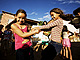 Meninas giram em roda de brincadeiras em Pirenpolis (GO)