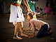 Adultos e crianas brincam em vila de Pirenpolis (GO)
