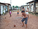 Crianas brincam de taco na periferia de So Lus (MA)