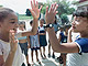 Garotas fazem brincadeira de palmas em Recife (PE)