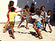 Crianas fazem roda em escola pblica na praia de Pipa