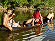 Crianas caripunas navegam em canoa pelo rio Kuripi, na aldeia do Manga