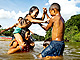 Caripunas fazem briga de galo em rio da aldeia do Manga, no Oiapoque (AP)