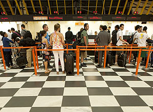 Passageiros na fila do check-in da Gol Linhas Aéreas no saguão do aeroporto de Congonhas (SP)