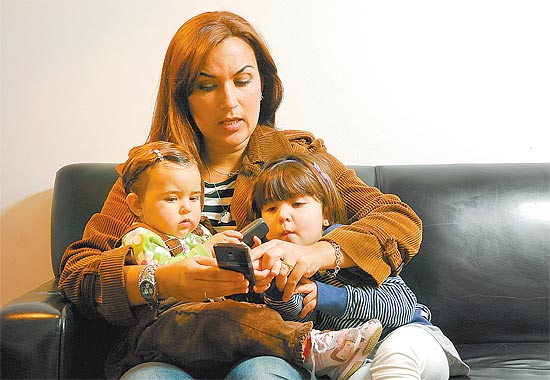 A publicitária Beatriz Magalhães com as filhas; ela não fica meia hora sem acessar a web no celular
