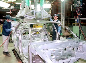 Funcionários trabalham na construção de carros na fábrica da Hyundai na Coreia do Sul