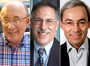 Os laureados com o Nobel de Economia 2010: Dale T. Mortensen (à esq), Peter A. Diamond (centro) e Christopher A. Pissarides