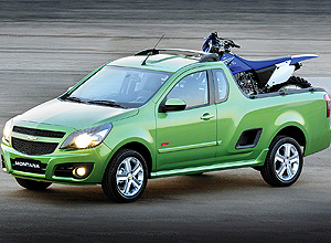 Chevrolet Montana: derivada do Agile, a picape tem espao na caamba para levar uma moto