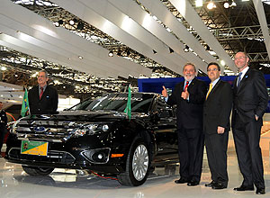 Executivos da Ford entregam o Fusion Hybrid para o ento presidente Lula, em 2010