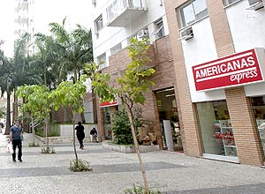 Pessoas caminham junto a filial da gigante do varejo Lojas Americanas no centro do Rio
