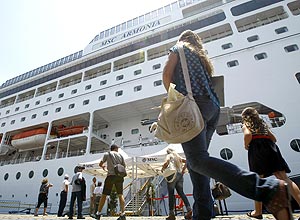 Passageiros embarcam em navio de cruzeiro no porto de Santos