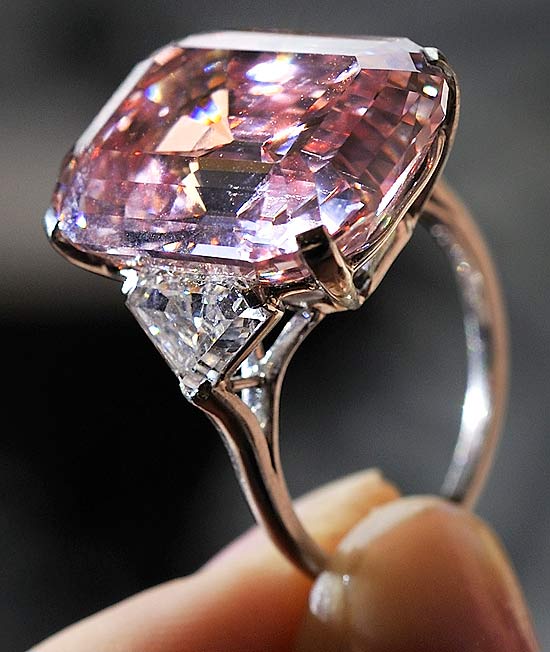 Anel com o diamente rosa leiloado e que atingiu preço recorde de US$ 46 milhões em Genebra