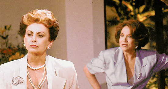 Beatriz Segall (Odete Roitman) e Nathalia Timberg (Celina) em cena da novela da Globo "Vale Tudo", de 1988
