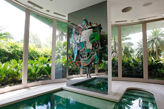 Obra de Frank Stella na piscina da mansão do ex-banqueiro Edemar Cid Ferreira, no Morumbi
