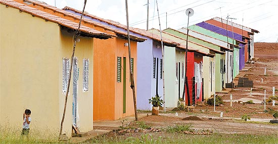 Casas no possuem os requisitos bsicos do programa; faltam muros separando as casas em cidade de Gois