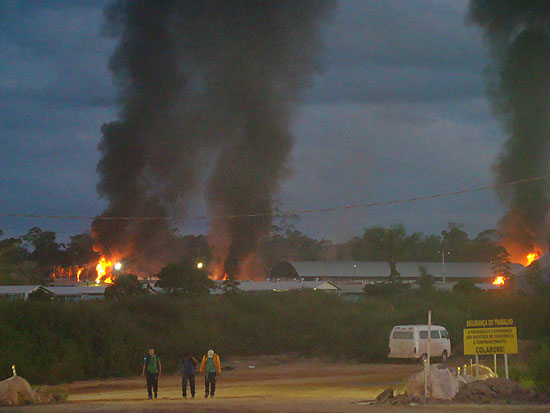 Foto de incndios ocorrido no final da tarde de tera-feira na usina de Jirau; pelo menos 45 veculos foram incendiados