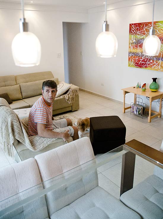 O 
dentista Marco Aurélio Chioro dos Reis comprou o apartamento, em Santos,
 já mobiliado