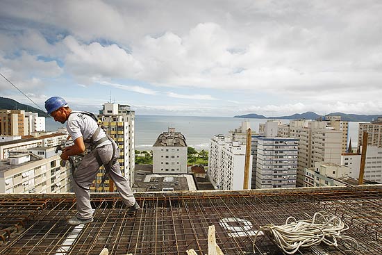 Operário trabalha na construção de prédio em Santos, litoral sul de SP; mercado descarta bolha imobiliária