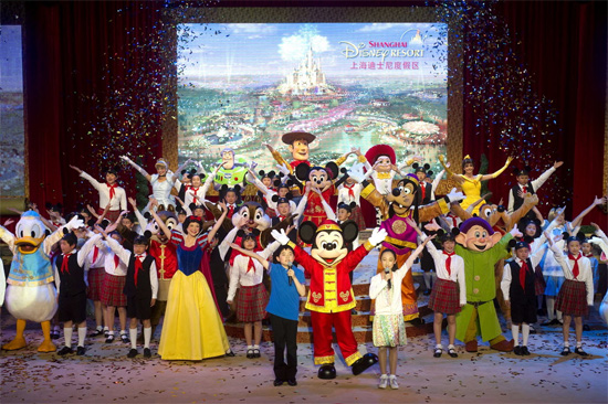 Personagens da Disney participam de evento de lançamento da pedra fundamental das obras da Disneylândia de Xangai