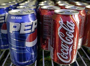 Latas de Pepsi e Coca em freezer nos EUA, onde a fórmula foi alterada para evitar um aviso de câncer obrigatório