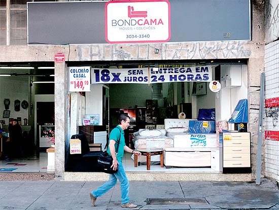 Loja tem fachada renovada com ajuda de estudantes em São Paulo