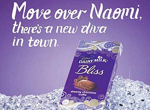 A polmica publicidade da fabricande de doces Cadbury, que diz "Chega para l Naomi, h uma nova diva na cidade"