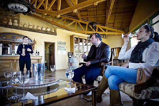 Turistas fazem degustação na vinícola Villa Francioni, em São Joaquim (SC); região aposta no potencial do enoturismo