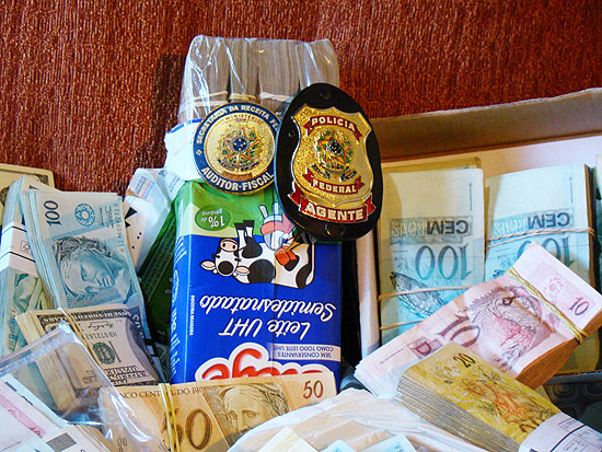 Acusados escondiam o dinheiro em caixas de leite, em fundos falsos, em closets e no forro das residências
