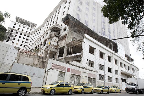 Prdio do hotel Glria, no Rio, que passa por reforma. Obras esto paradas h dois meses