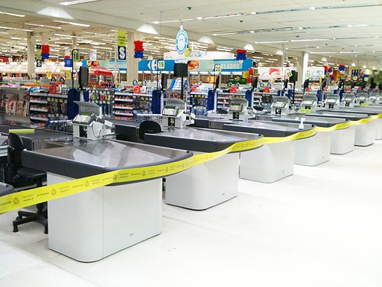 Supermercado Carrefour, em São Paulo, que foi interditado nesta quarta-feira pelo Procon-SP por vender produtos vencidos