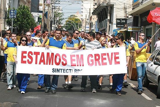 Funcionários dos Correios fazem durante passeata no centro de Ribeirão Preto (SP), na manhã de quinta-feira (15)