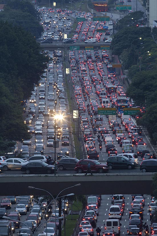 Motoristas encontram trânsito intenso na Avenida 23 de Maio, na zona sul de São Paulo; setor deve aumentar 62%