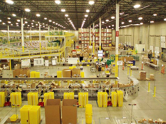 Galpão da Amazon em Breinigsville, Pensilvânia; empresa planeja abrir loja física, diz site