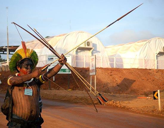 Índios invadiram o canteiro de obras da usina hidrelétrica de Belo Monte e bloquearam a rodovia Transamazônica