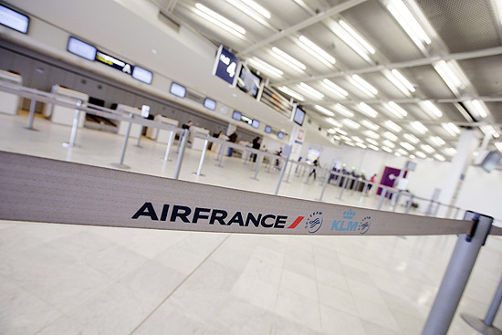 Imagem mostra local de check-in da Air France vazio durante a greve de comissários