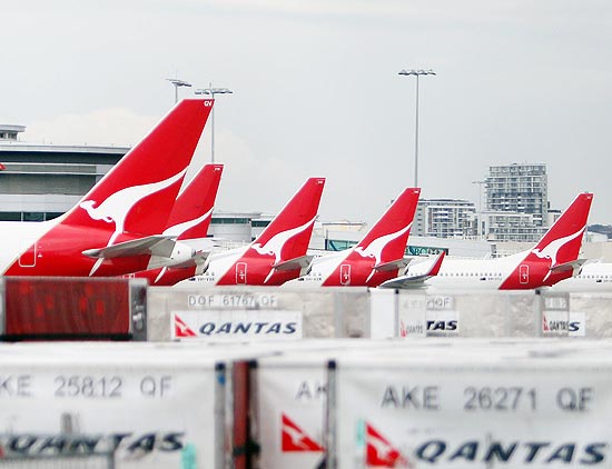 Fila de aviãos da Qantas é vista em aeroporto de Sydney; suspensão de todos os voos continua